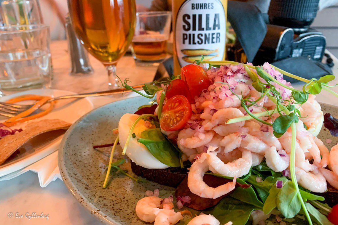 En stor räkmacka med en pilsner