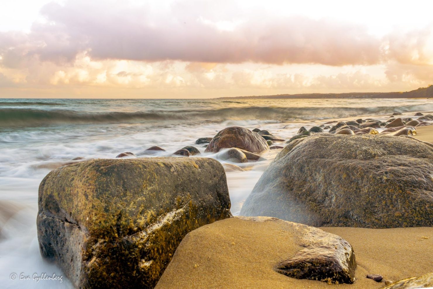 Stenar på stranden vid Stenshuvud - en av alla sevärdheter på Österlen