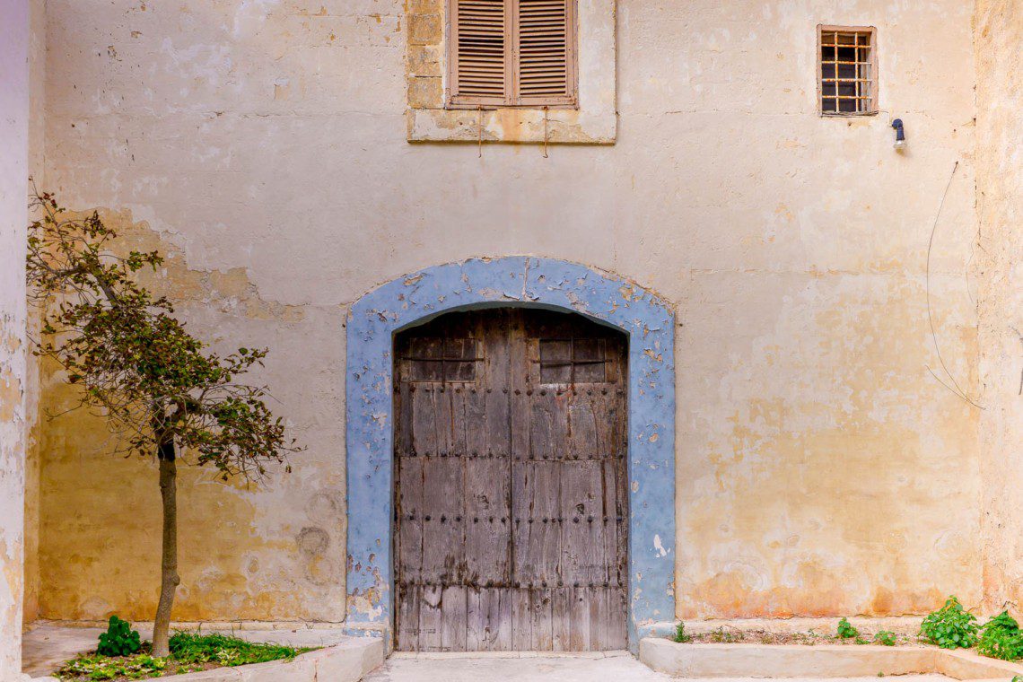 Port med blå kant i Mdina