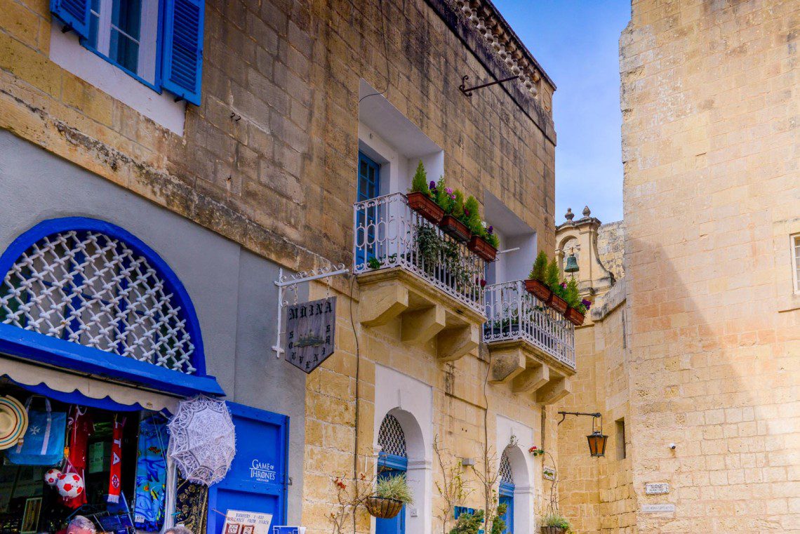 Blå dörrar i Mdina på Malta
