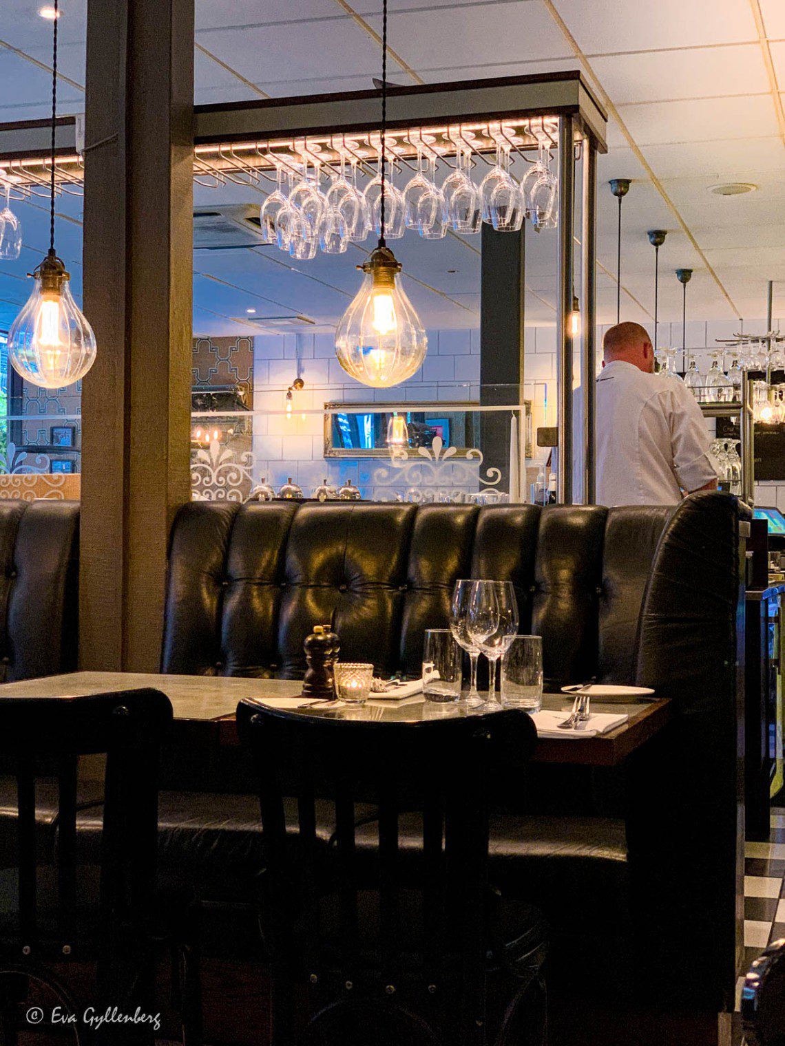Restaurang med svarta skinnsoffor i Lund