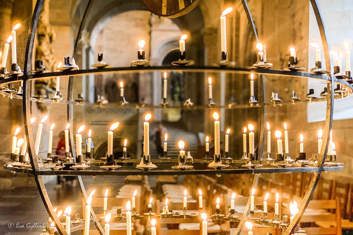 Tända ljus i Lunds domkyrka