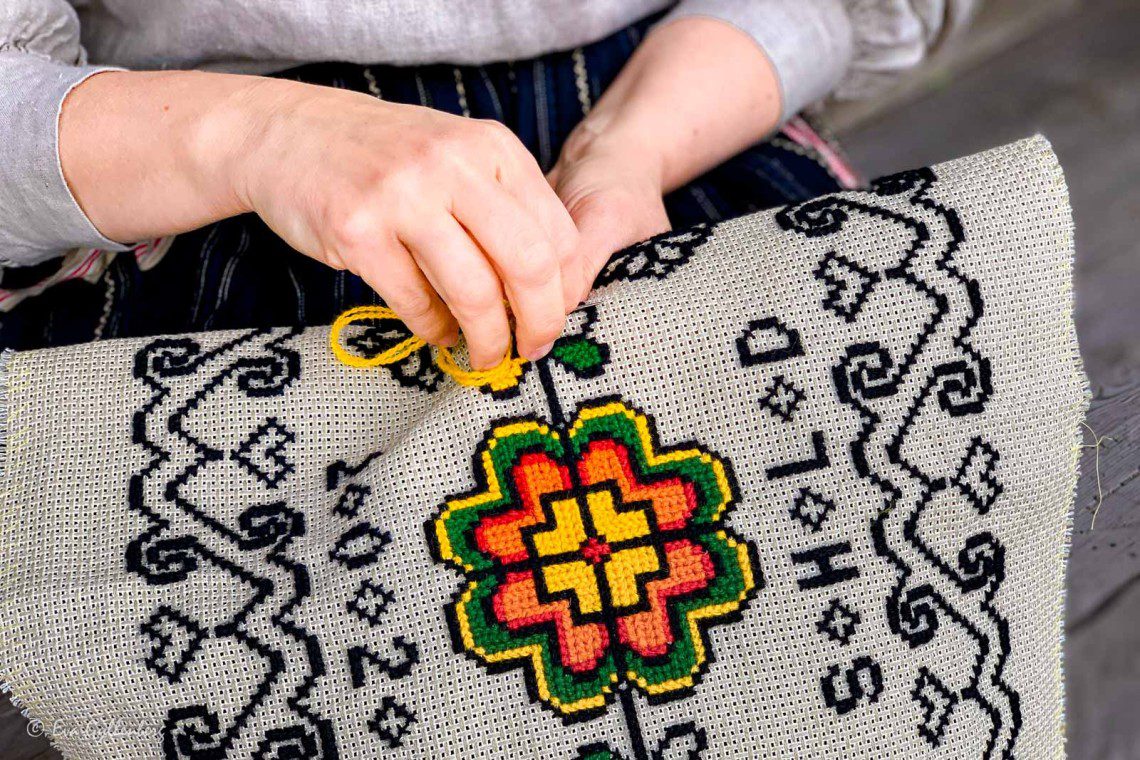 En kvinna som broderar i Kulturen i Lund - Skåne
