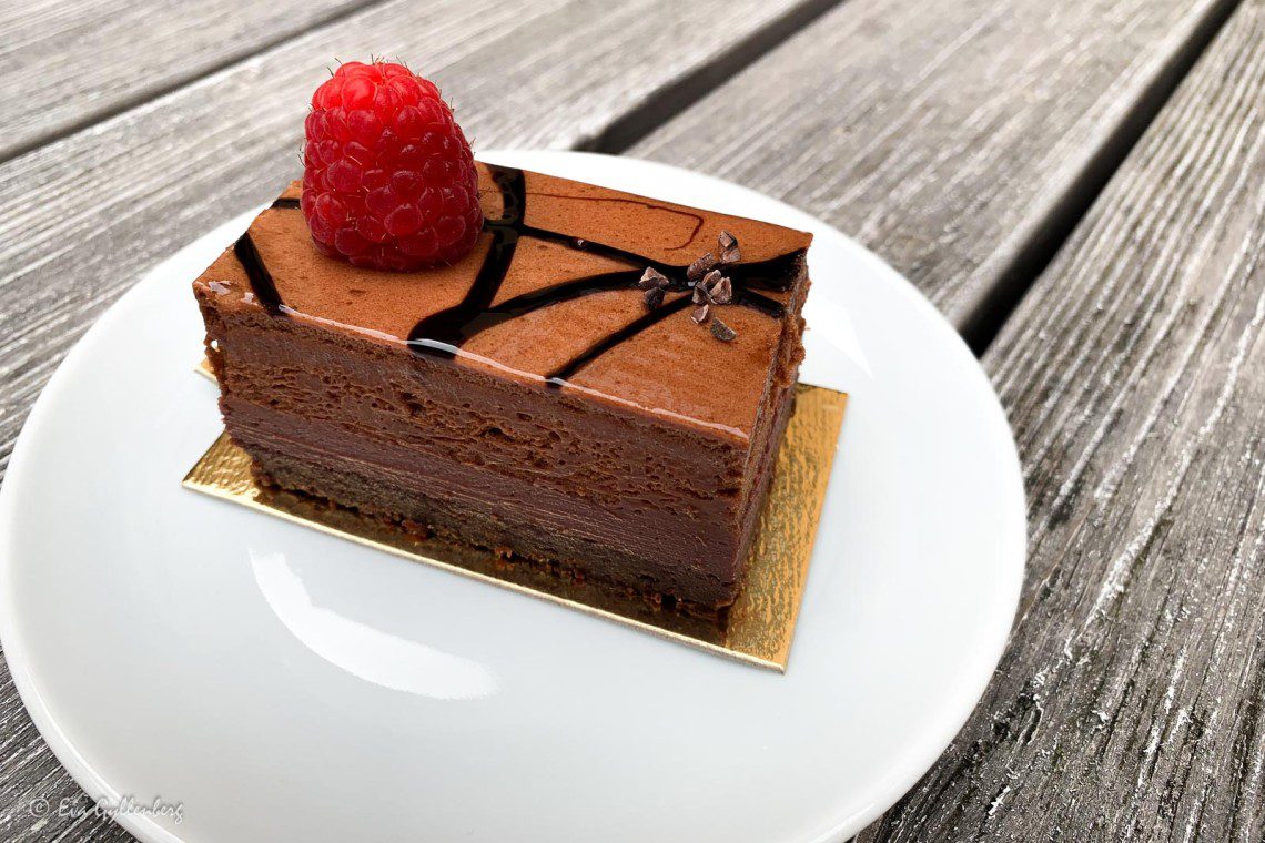 Chokladtårta med ett hallon