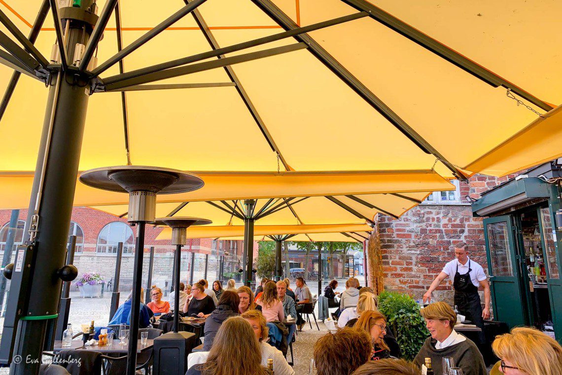 Restaurang VED i sommarsolen