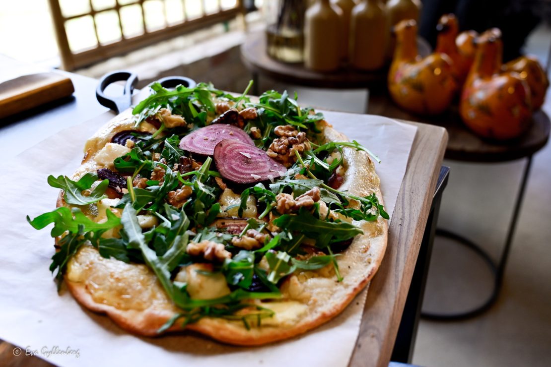 Ljuvligt vacker flat bread pizza med valnötter på Åhus Finest - Åhus