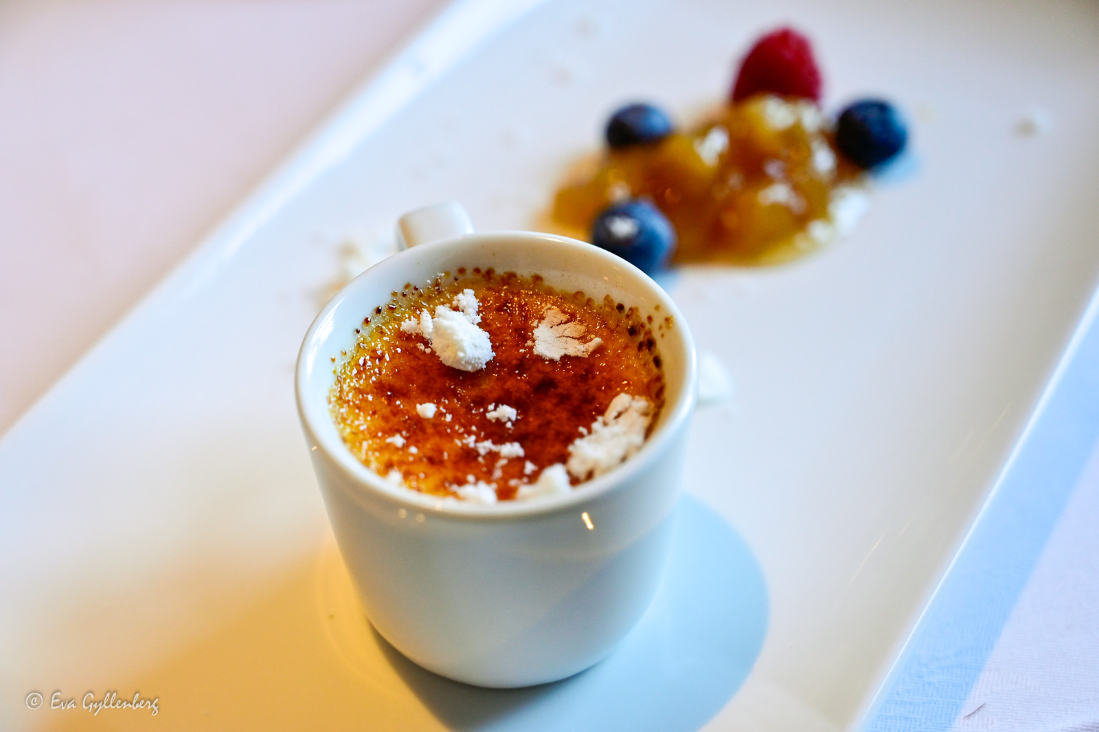 Creme brulee på ett fat