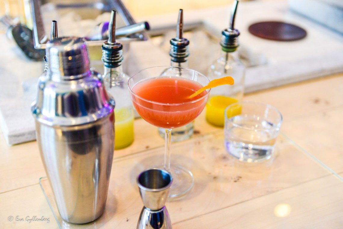 Alkoholfri cos-no-politan i ett snyggt glas 