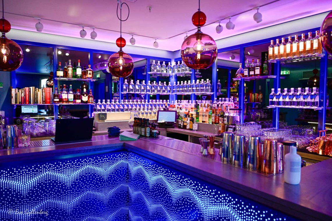 En blå bar med snygga lampor