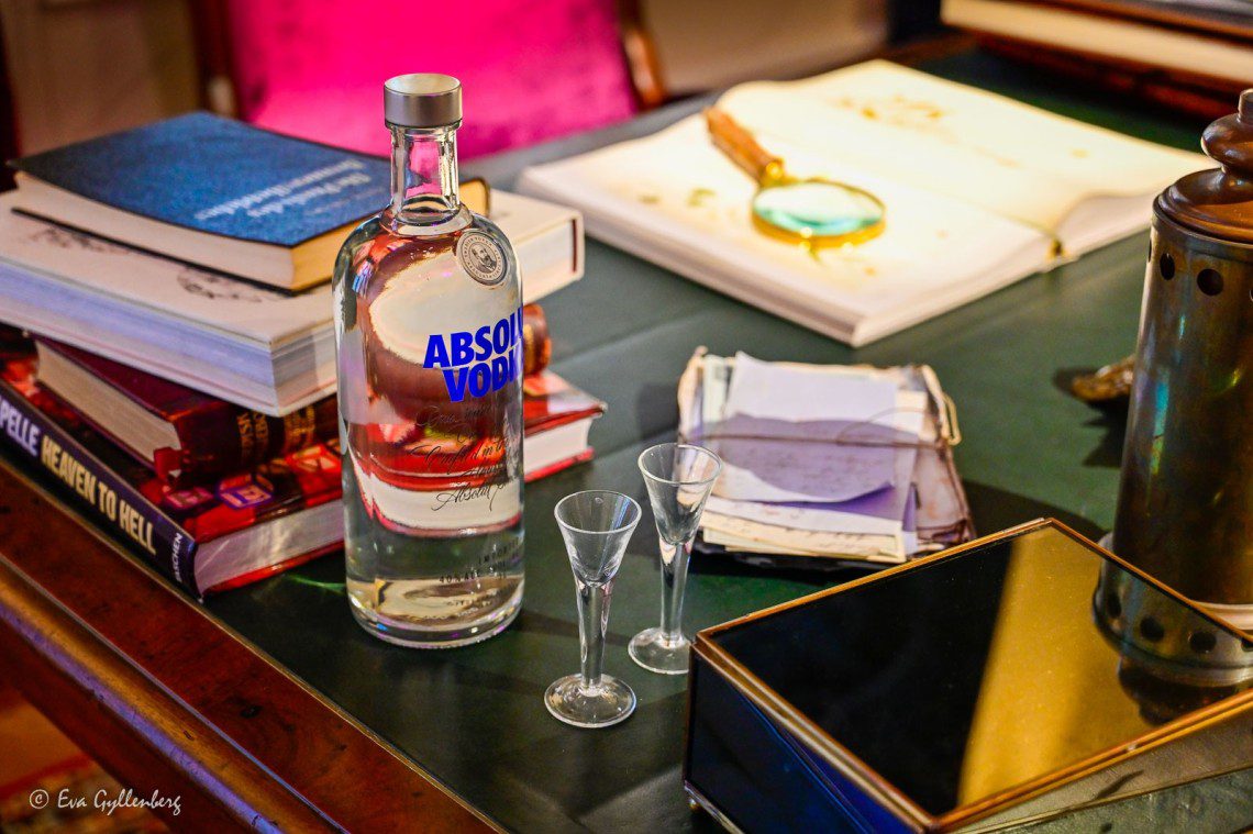 En flaska absolut vodka på ett skrivbord
