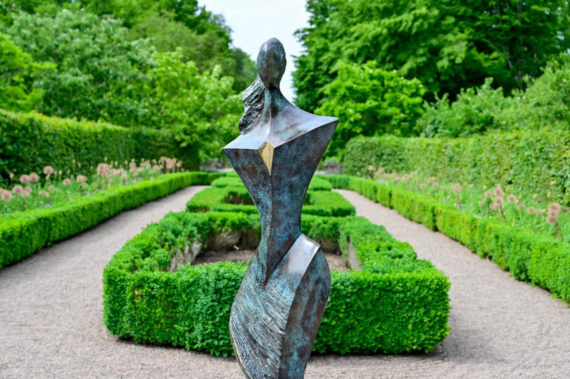 Female statue in the Northvikens gardens