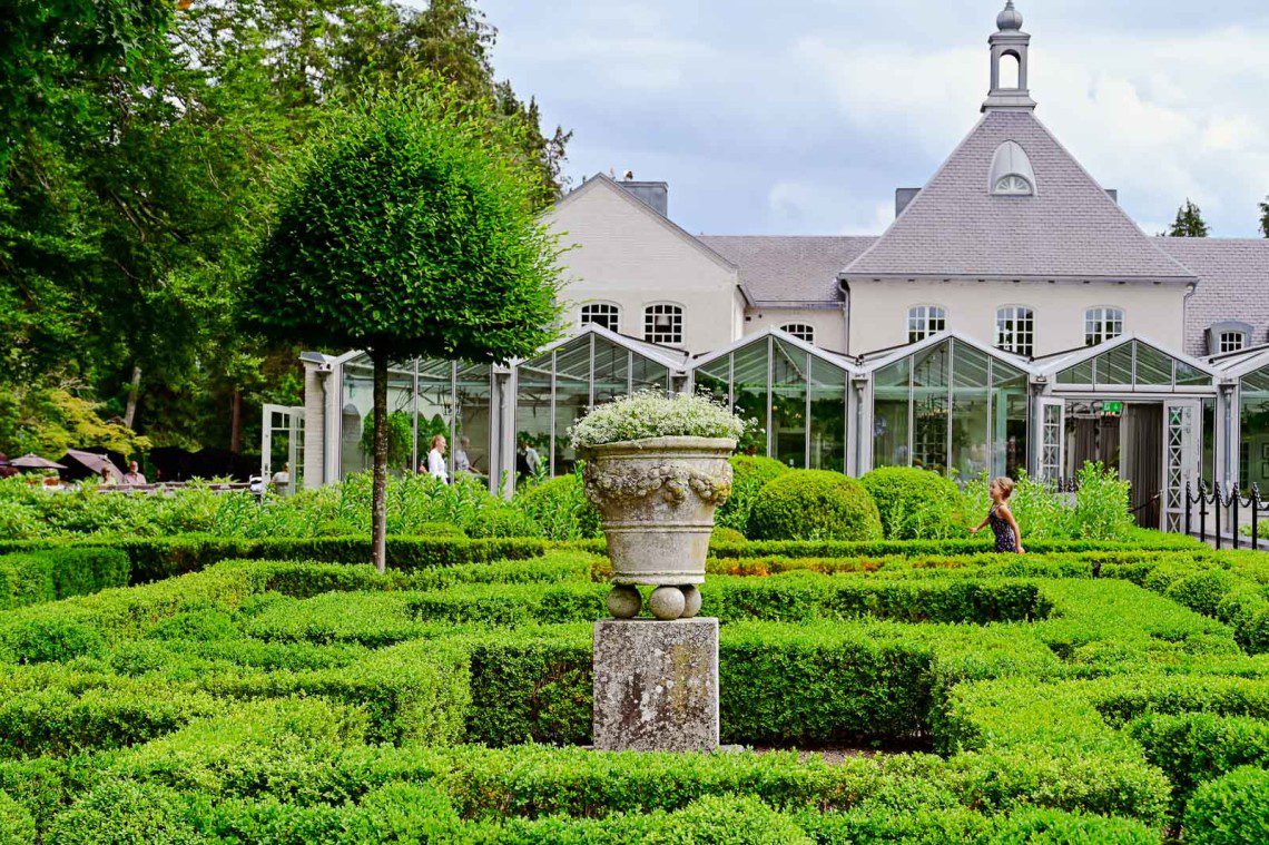 Terrakottakruka i barockträdgården