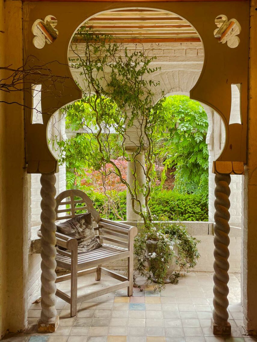 Inuti gazebon i den orientaliska trädgården