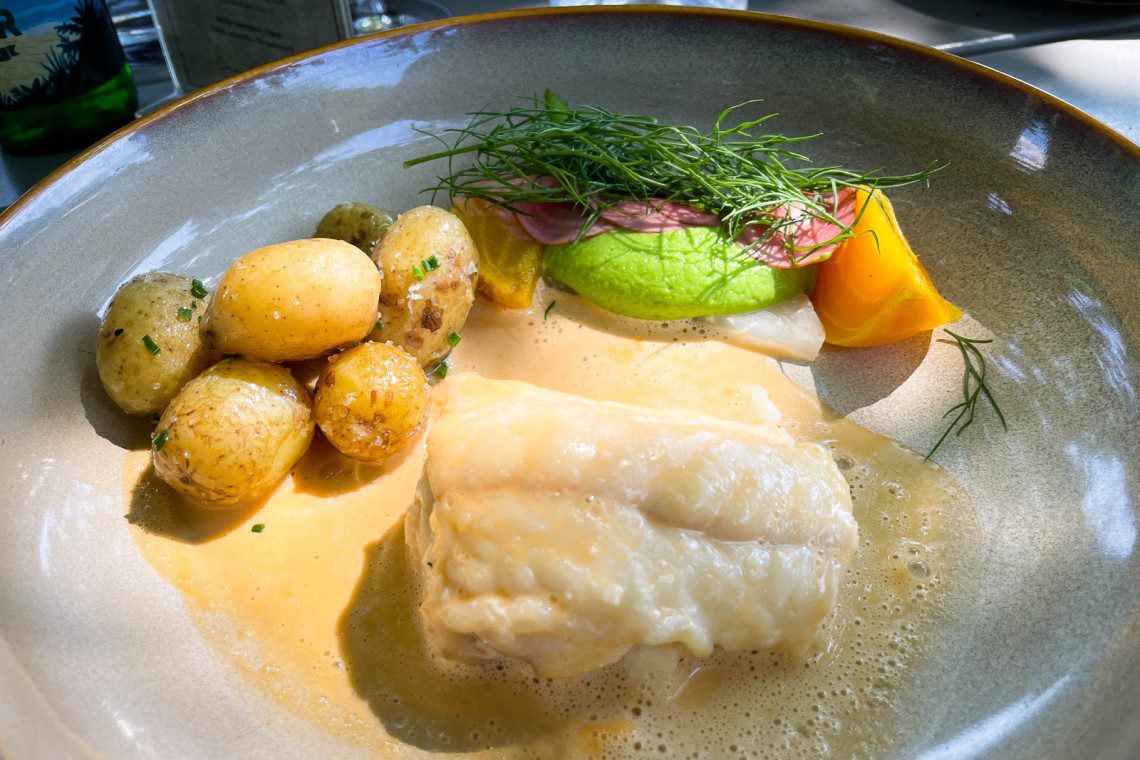 Lättkokt långa med nypotatis på en tallrik