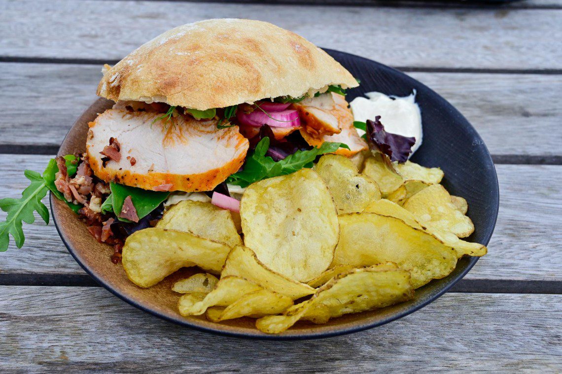 Club sandwich på en tallrik