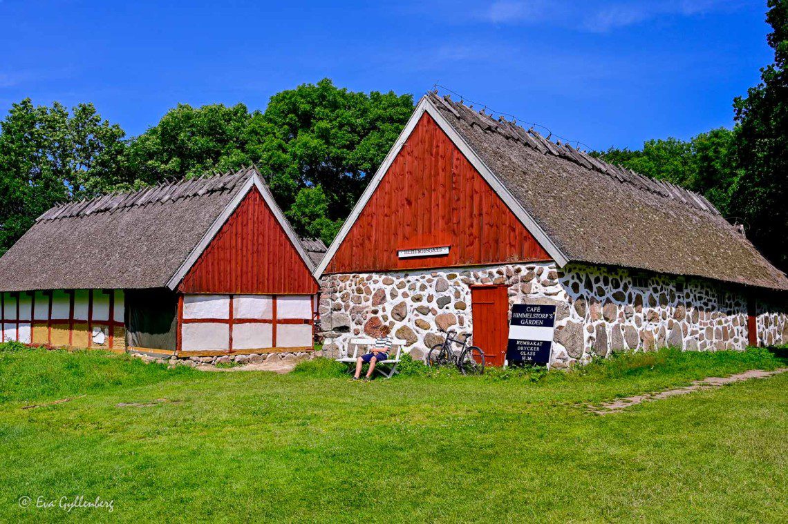 Himmelstorpsgården med halmtak och rödmålade sidor