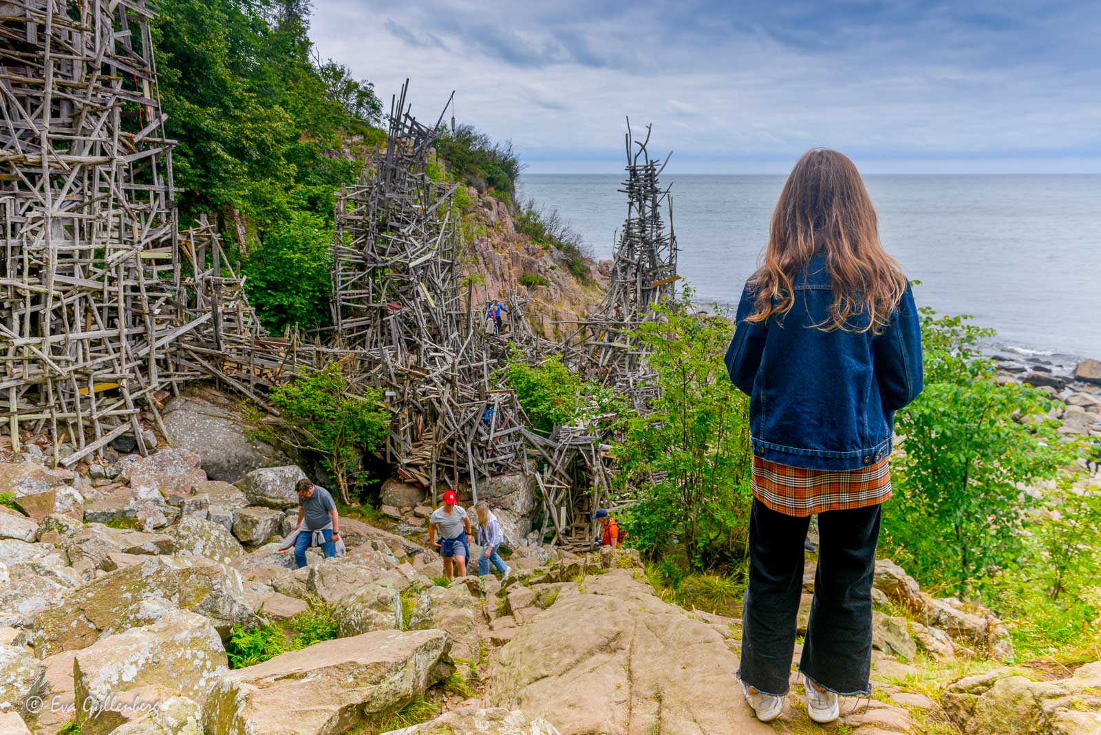 Girl looks out over the sea and Nimis