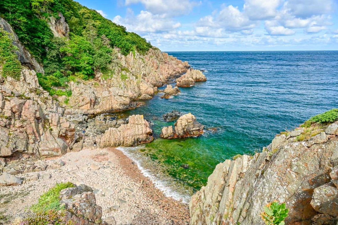 Branta klippor ner till havet i Josefinelust