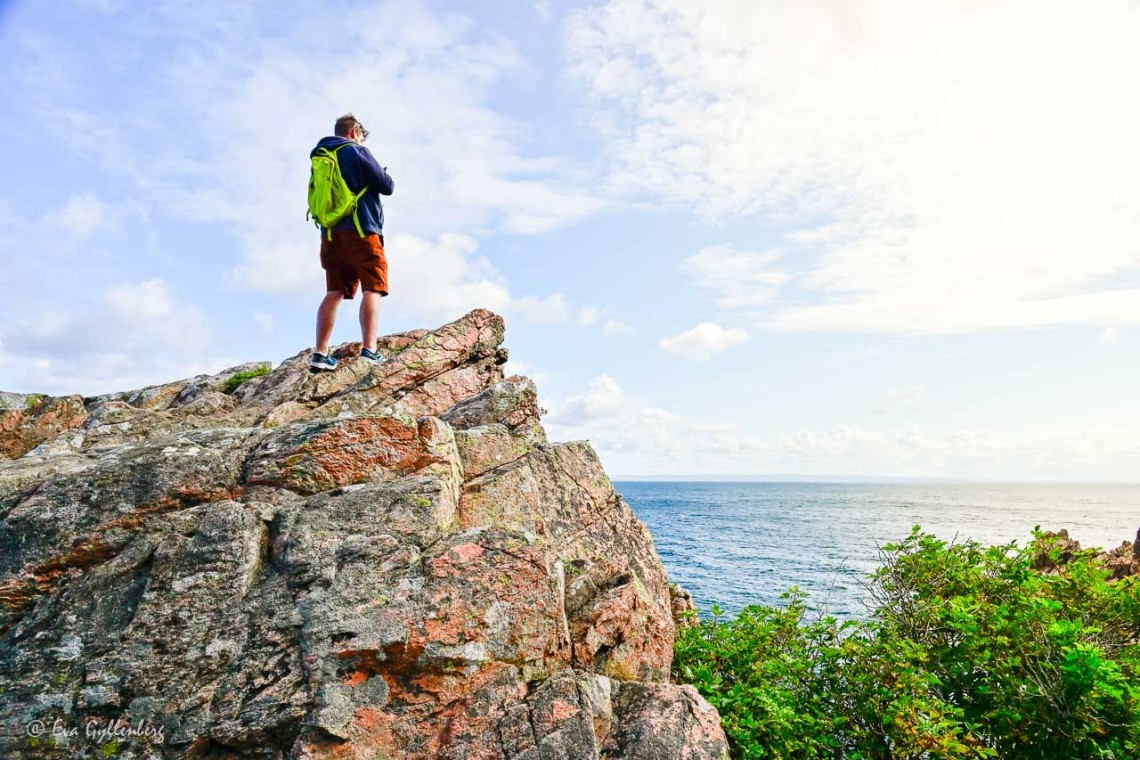 Man stående på klippa och tittar ut över havet vid Josefinelust