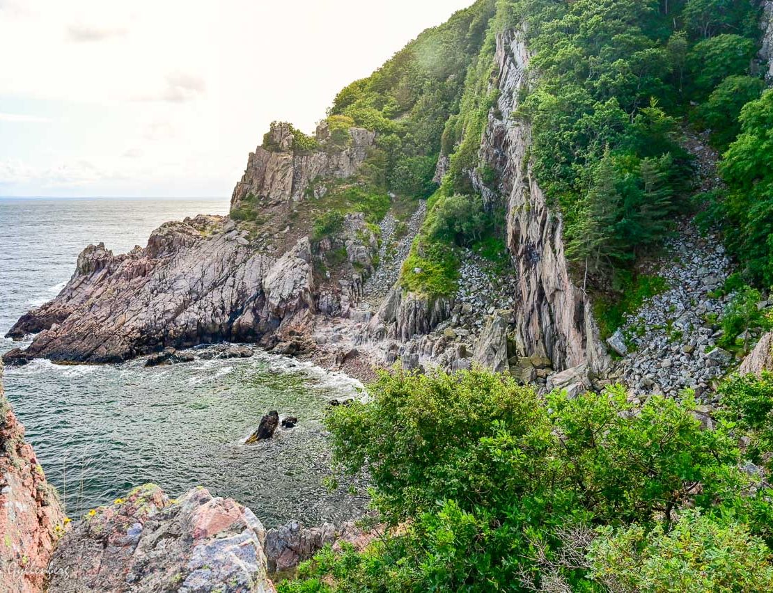 Dramatiska vyer med havet och klippor vid Skälderviken