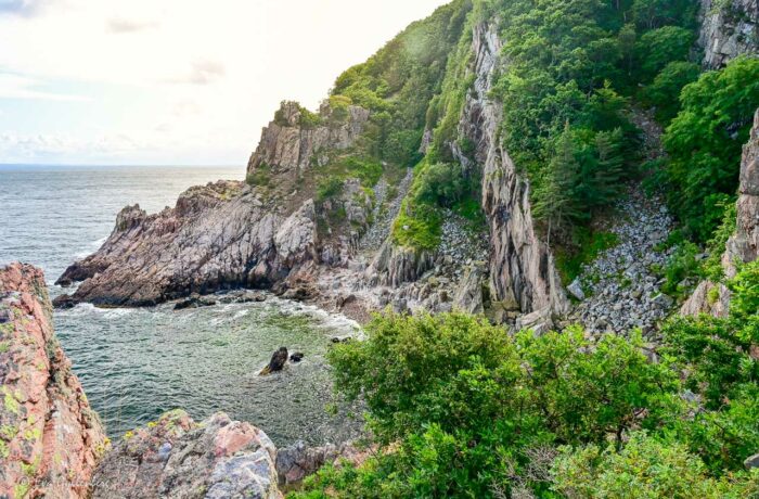 Dramatiska vyer med havet och klippor vid Skälderviken