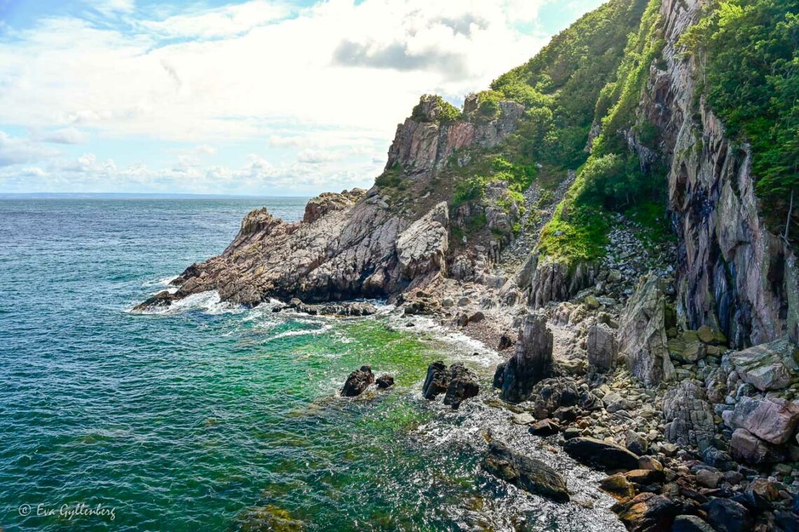 Cliffs and turquoise sea at Josefinelust
