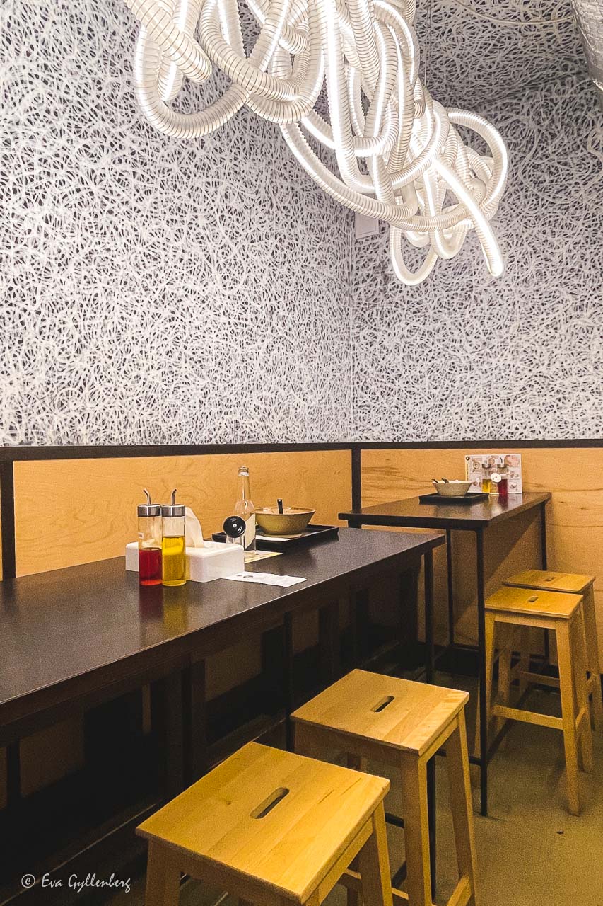 minimalistisk restaurang med pallar