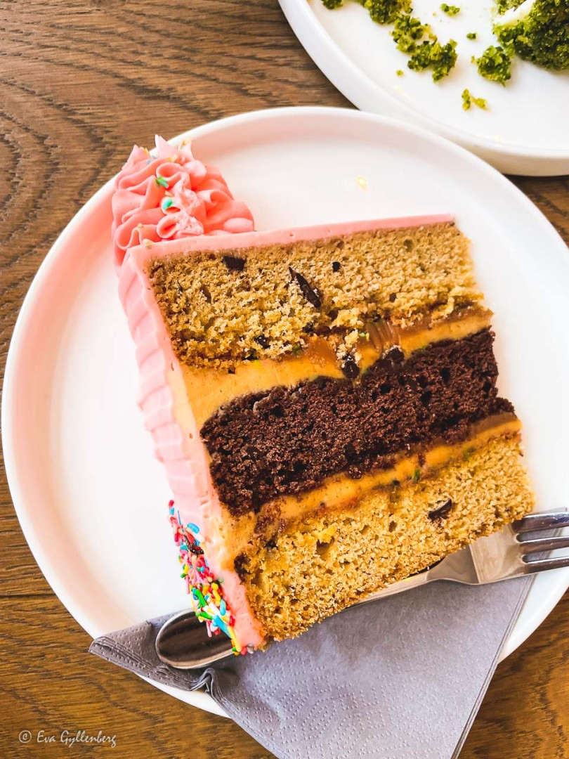 tallrik med en rosa torta