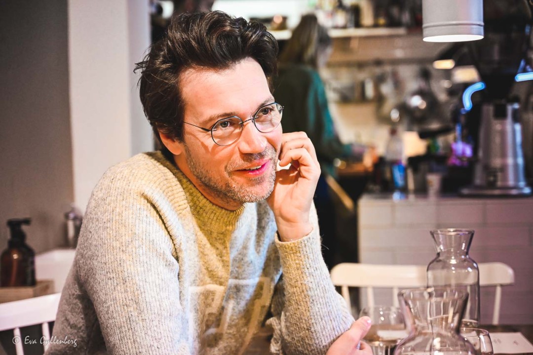 Lukas Hejlik sitter om ett café 