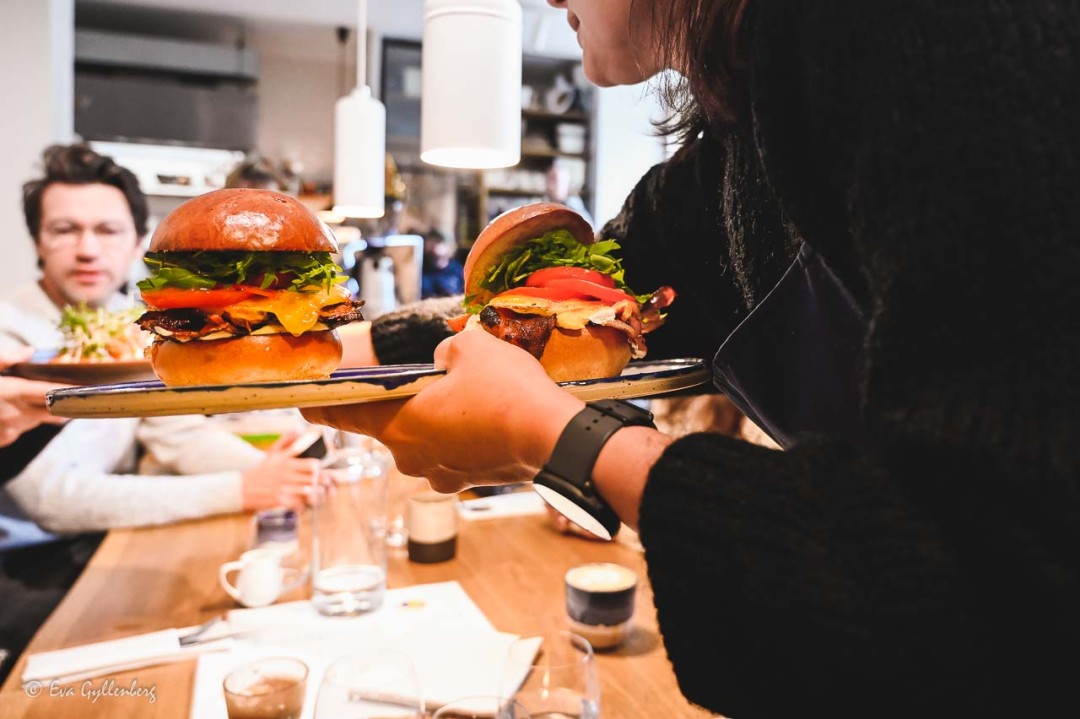 två hamburgare serveras