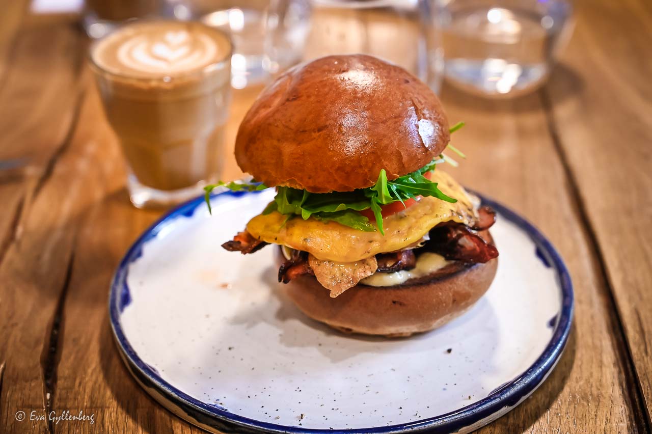 hamburgare på en tallrik