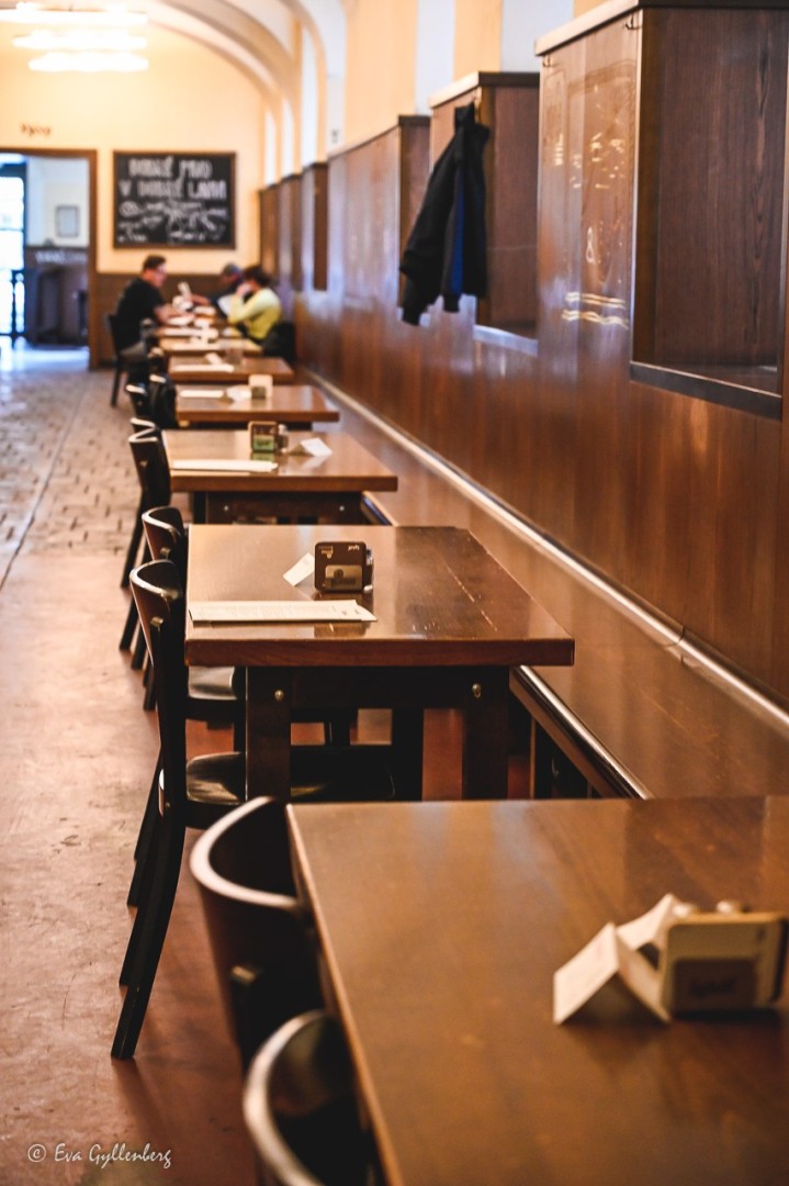 bord på rad på traditionell restaurang i Prag