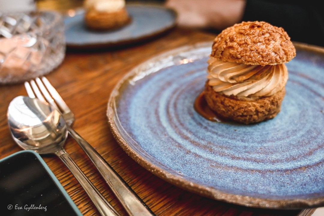 Efterrätt som ser ut som en semla på en blå tallrik