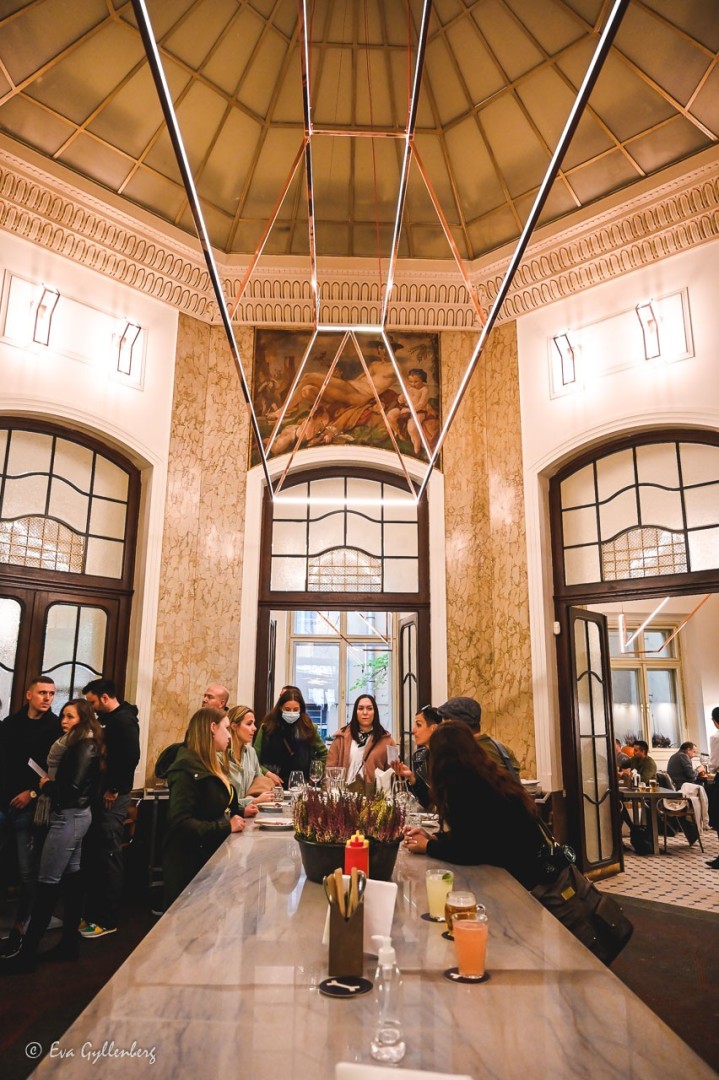 Vacker innerlokal på en restaurang i Prag