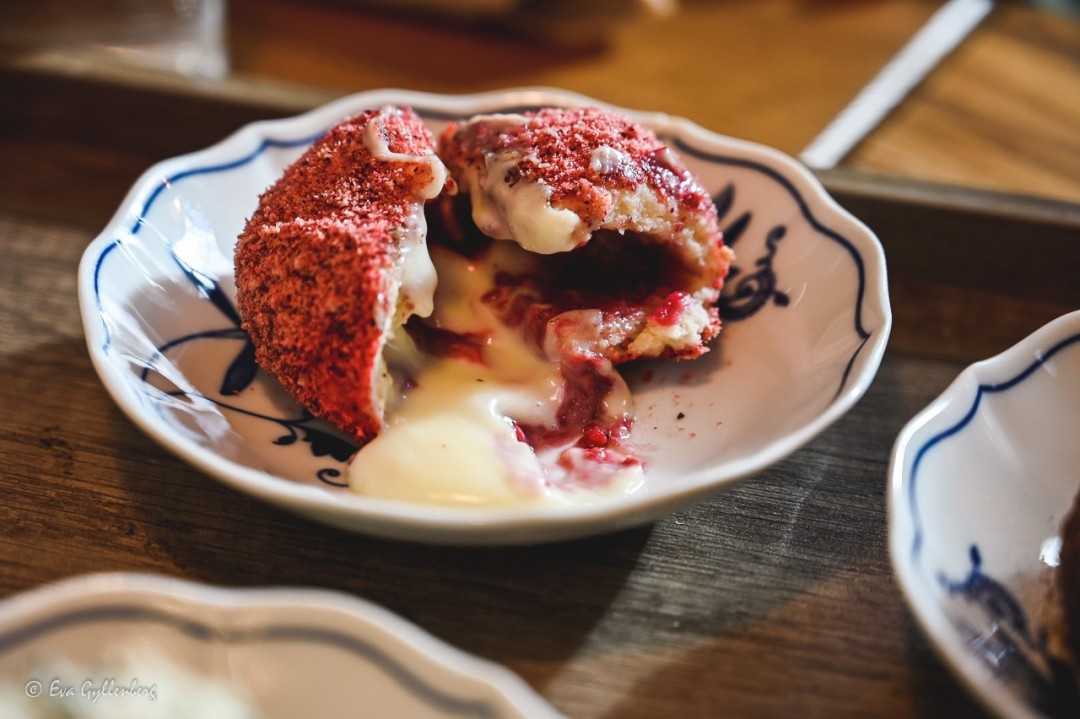 En söt dumpling med vaniljsås