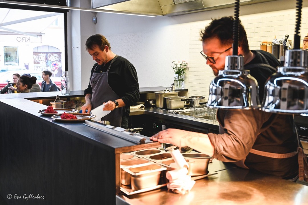 Två kockar på Kro Kitchen-Prag