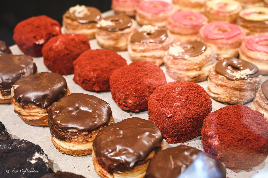 Cronuts på rad med olika toppings