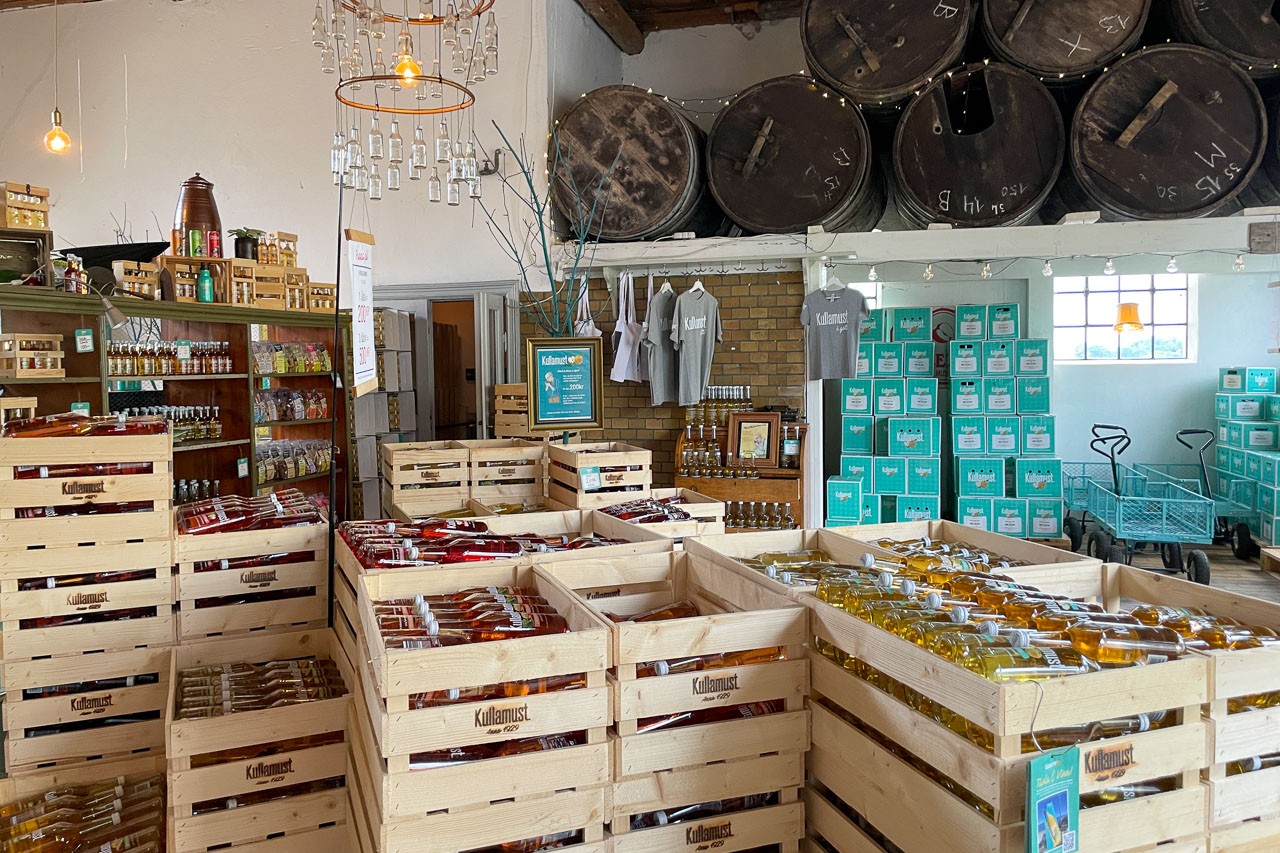 Kullamusts lådor med flaskor med must