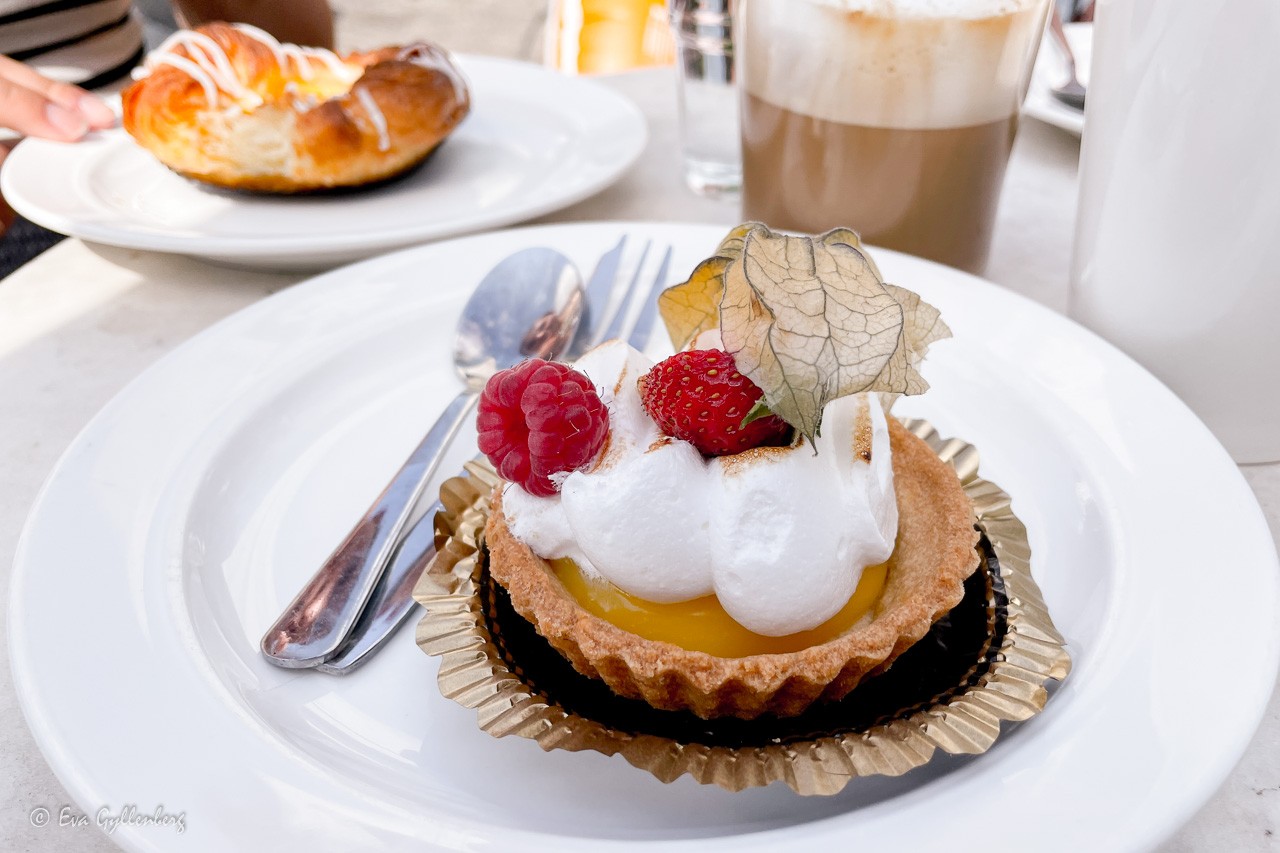 en citrontartelette med hallon och en kaffe