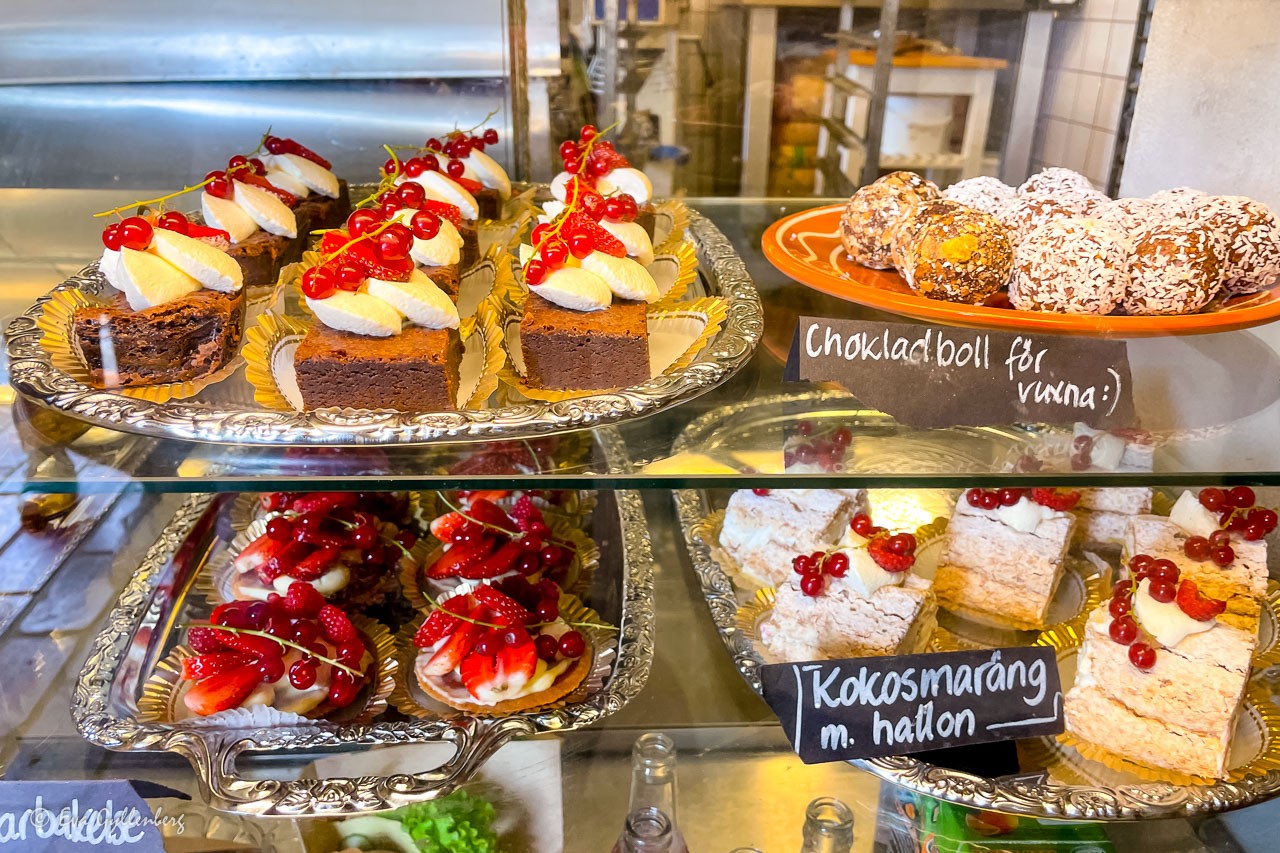 Kullabygdens bakgård med chokladbollar och marängtårtor
