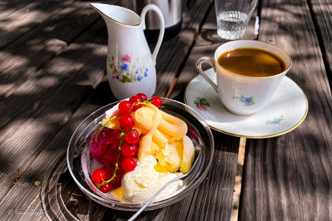 Kullabygdens bakgårds spettekaka med glass och en kaffe