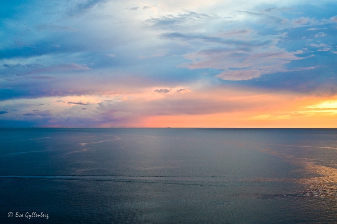 Öppet hav med dramatisk himmel i Öresund