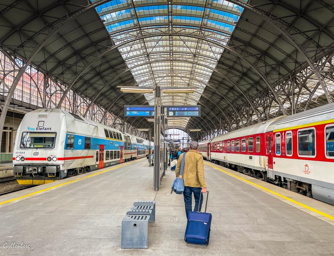 Tågstationen i Prag med två tåg
