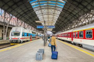 Tågstationen i Prag med två tåg