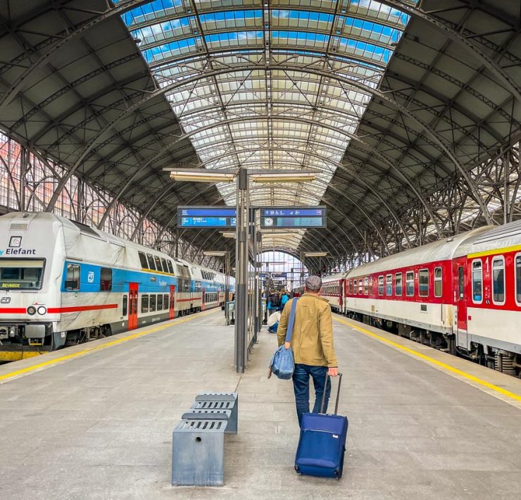 Tågstationen i Prag med två tåg