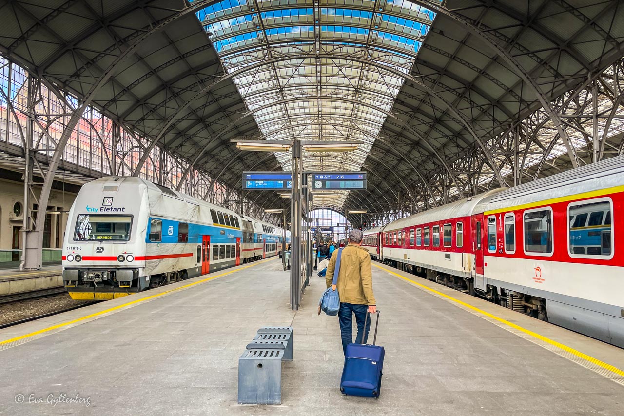 Tågstationen i Prag med två tåg - ett ställe där du ofta börjar åka tåg i Tjeckien