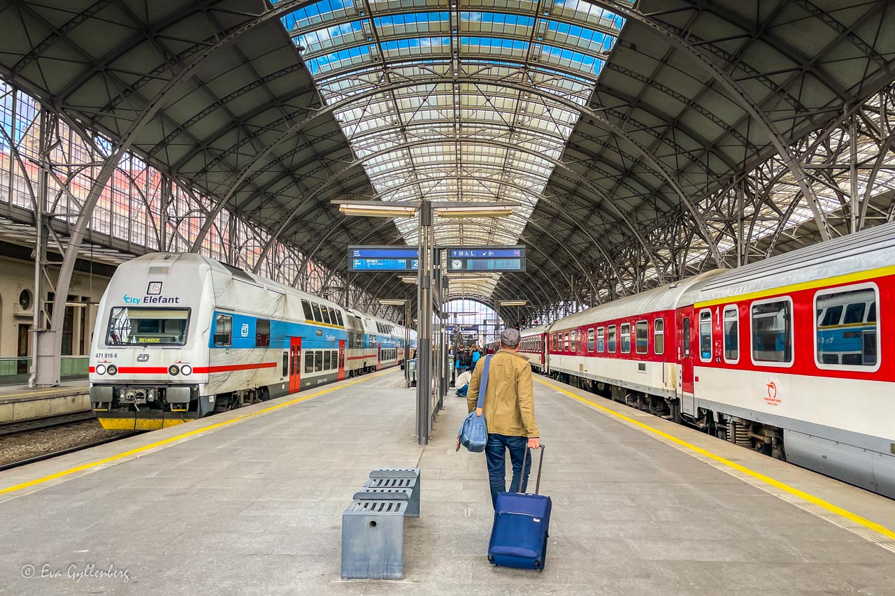 Tågstationen i Prag med två tåg