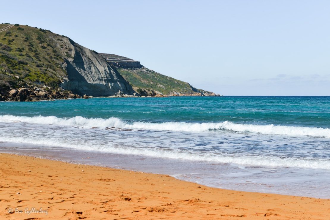 en gyllene strand vid havet