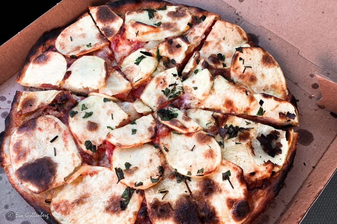 en ftira - potatispizza i en kartong