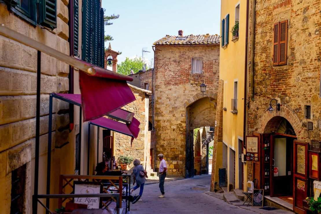 Liten nedförsbacke bland husen i Montepulciano
